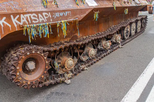 Görüntü, Rusya-Ukrayna savaşı Kyiv, Ukrayna 08-24-2024 gibi askeri bağlamda kullanılan ilave ekipman taşımacılığı için modifiye edilmiş zırhlı personel taşıyıcı APC 'yi tasvir ediyor.