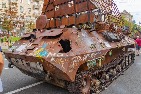 Zırhlı bir personel taşıyıcı, muhtemelen sivil kullanım için yeniden tasarlanmış, ağır zırhlı kaplama ve potansiyel bir silah teçhizatı ile modifiye edilmiş araç Kyiv, Ukrayna 08-24-2024