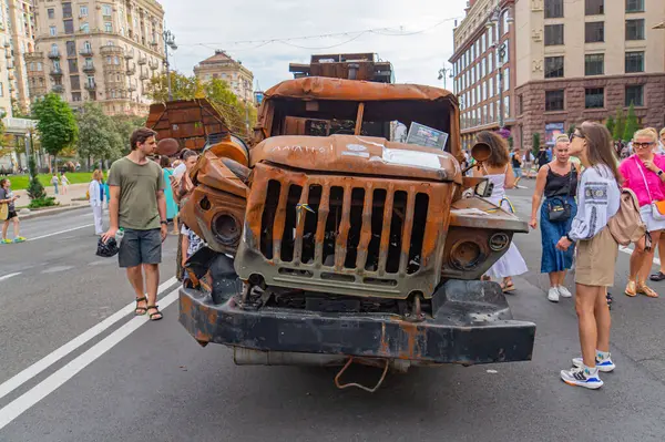 Kaynağı bilinmeyen, doğaçlama ve hasarlı bir zırhlı araç, potansiyel bir çatışma veya sivil kullanıma bağlı olarak tasvir edilmiştir. Ayarlar, Ukrayna, 08-24-2024