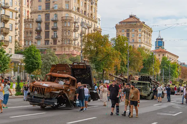 Verilen görüntüde, Rus kökenli muhtemelen askeri araçlar görünüyor, ama Rus-Ukrayna çatışması veya diğer Kyiv, Ukrayna 08-24-2024