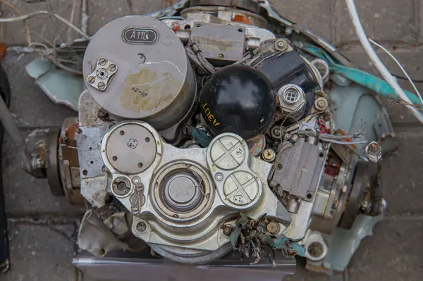 Görüntü, muhtemelen Rusya-Ukrayna savaşında kullanılan Kyiv, Ukrayna 08-24-2024 'te kullanılan askeri teçhizatla ilgili parçalanmış bir uçak motoru veya silah parçası gösteriyor.