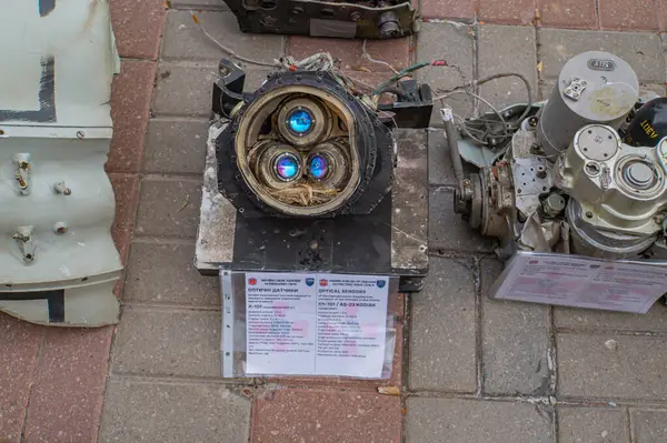 Görüntü, muhtemelen çatışma bölgesinden gelen parçalanmış veya onarılmış bir İHA 'yı gösteriyor. FLIR kamera ve sensör ekipmanları içeren merkezi bir burun bölümü var. Kullanılan materyaller Kyiv, Ukrayna 08-24-2024