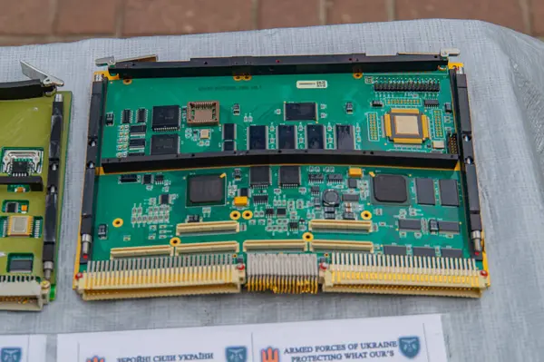 Görüntü, iletişim veya kontrol sistemleriyle ilgili iki elektronik cihaz gösteriyor, bunlar muhtemelen Kyiv, Ukrayna 08-24-2024 'teki elektronik savaş donanımı veya gelişmiş teknolojik sistemlerin bir parçası.