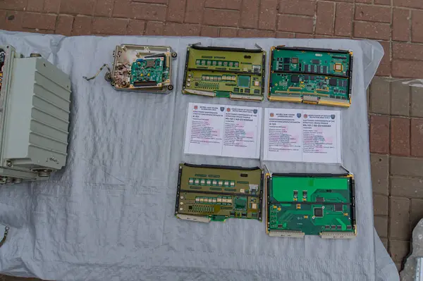 Muhtemelen radar sistemleri, komuta ve kontrol arayüzleri ya da elektronik savaş ile ilgili bir kumaş üzerindeki askeri ekipman parçaları içeriği içeriği Kyiv, Ukrayna 08-24-2024