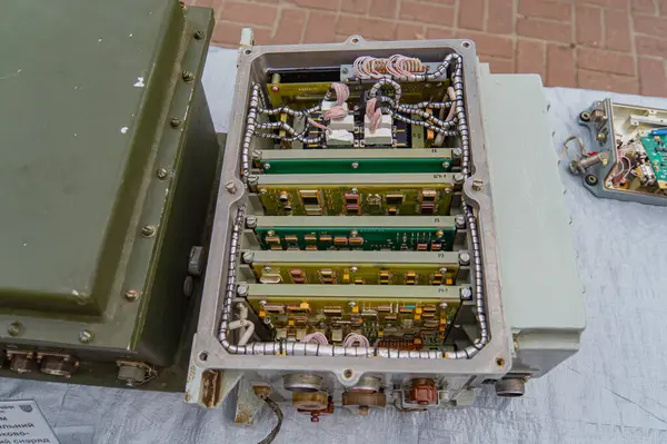 Görüntü, akıllı bir silah sisteminden gelişmiş bir elektronik bileşeni tasvir ediyor, muhtemelen bir füze ya da güdümlü bomba, sert koşullara rağmen, fonksiyonu ta Kyiv, Ukrayna 08-24-2024