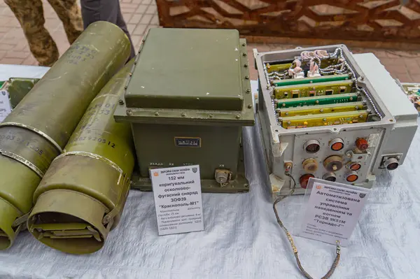 Resim, Rusya-Ukrayna çatışması ile ilişkili askeri ekipmanları tasvir ediyor. Bunlar arasında roket atarlar, el bombası atıcıları, iletişim navigasyon cihazları, elektronik etiketler, Kyiv, Ukrayna 08-24-2024