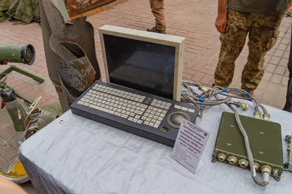 Görüntü, devam eden çatışma bağlamında askeri teçhizat veya teknolojinin bir gösterimini gösteriyor, muhtemelen Ukrayna 'da bir dizüstü bilgisayar, radyo cihazı, el yazısı kart ve kamuoyu seti Kyiv, Ukrayna 08-24-2024