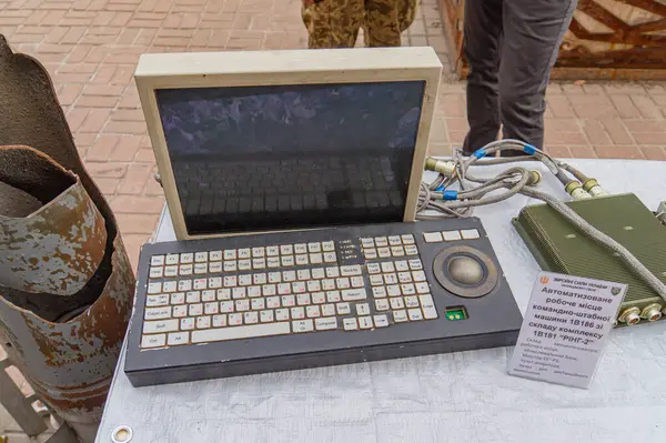 Bir dizüstü bilgisayar, kablolar, askeri bir sırt çantası ve taşınabilir bir Kyiv, Ukrayna 08-24-2024 tasarımı içeren, bir askeri bağlamda komuta, iletişim veya gözetleme için kullanılan bir açık hava düzeneği.