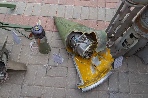 Askeri teçhizatı gösteren bir görüntü, muhtemelen bir çatışma ya da savaş durumundan. Görüntü zırhlı personel taşıyıcı APC, hasarlı bir mermi, kimyasal yakıt sızıntısı, Kyiv, Ukrayna 08-24-2024