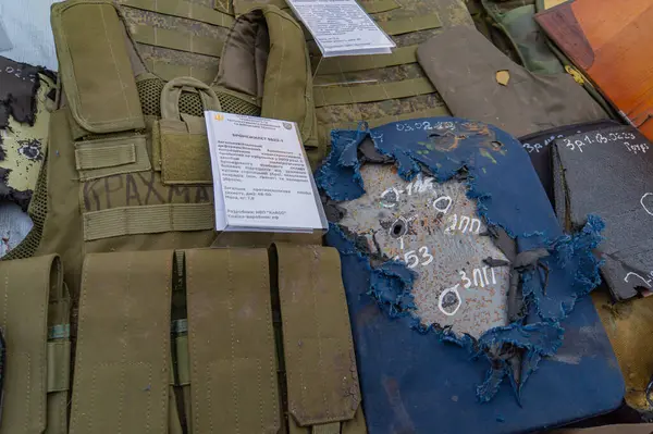 Görüntü hasarlı MOLLE uyumlu çelik yelekleri gösteriyor, muhtemelen savaş operasyonları veya modern savaş hasarları yüksek kalibreli silah sesleri veya patlamalar Kyiv, Ukrayna 08-24-2024