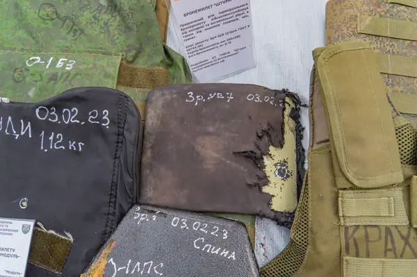 Görüntü, Rus-Ukrayna çatışmalarında askerler tarafından kullanılan koruyucu yelekler gösteriyor. Teçhizat, standart I Kyiv, Ukrayna 08-24-2024 silah koruması için tasarlanmıştır.