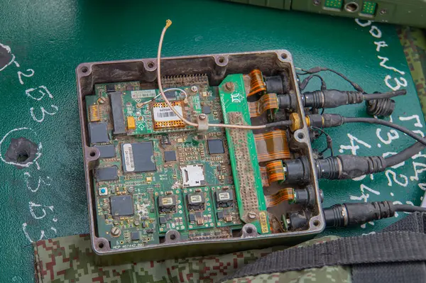 Görüntü kamufle edilmiş bir askeri cihazı gösteriyor. Muhtemelen radyo frekansı iletimi ya da Kyiv, Ukrayna 08-24-2024