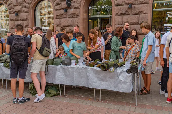 Rusya-Ukrayna çatışması ile ilgili olabilecek askeri teçhizatı gösteren bir resimde gözlem cihazları, miğferler, çelik yelekler, özel botlar ve potansiyel Kyiv, Ukrayna 08-24-2024
