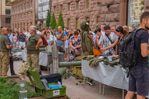 Bu görüntü muhtemelen Ukrayna 'da devam eden çatışmayla ilgili askeri teçhizatın halka açık bir görüntüsünü gösteriyor. Zırh koruması, piyade araçları, Kyiv taktiği, Ukrayna 08-24-2024