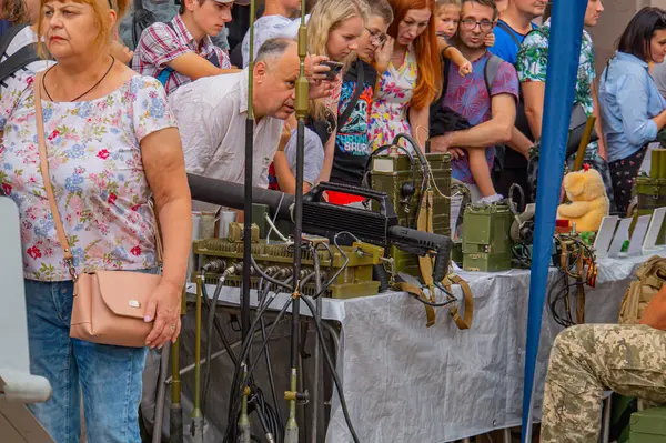 Ukrayna-Rusya çatışması ile ilgili muhtemelen askeri teçhizat, el yapımı iletişim cihazları ve potansiyel olarak zırhlı veh Kyiv, Ukrayna 08-24-2024