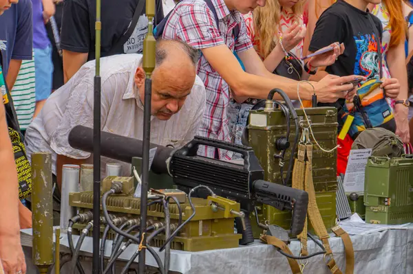 Bir resim, savunma veya güvenlik olaylarıyla ilgili olabilecek askeri teçhizat sergisini gösteriyor. Donanım, muhtemelen Kyiv, Ukrayna 08-24-2024 cihazları da dahil olmak üzere çağdaş savaş teknolojisini gösteriyor.