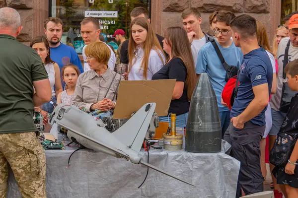 Kentsel bir ortamda bir savaş uçağı ve potansiyel silah sistemlerinin yer aldığı açık hava askeri teknoloji sergisinin görüntüsü, sivil Kyiv, Ukrayna 08-24-2024