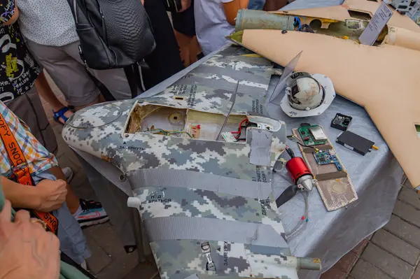 Görüntü, muhtemelen Rusya ya da Ukrayna 'ya ait olan muhtemelen kamuflaj desenli potansiyel hasarlı ya da sökülmüş bir uçağı gösteriyor. Uçak hafif bir ATT Kyiv, Ukrayna 08-24-2024