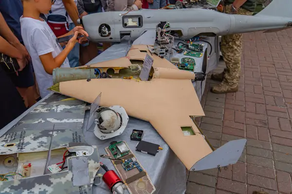 Parçalanmış bir insansız hava aracı, insansız hava aracı teknolojisi sergilenen bir masada sergileniyor. İçerik, Kyiv, Ukrayna 08-24-2024 ile birlikte havacılık veya savunma teknolojilerine odaklanmış bir halk toplantısı öneriyor.