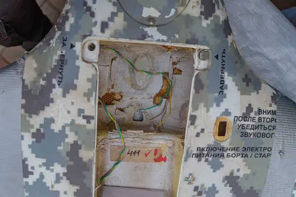 Görüntü, Ukrayna kökenli muhtemelen renklere dayalı ve iç bileşenlerine maruz bırakılmış patlamış bir mühimmatı gösteriyor. Kyiv, Ukrayna 08-24-2024 türünde potansiyel içgörü ve imalat sağlıyor.