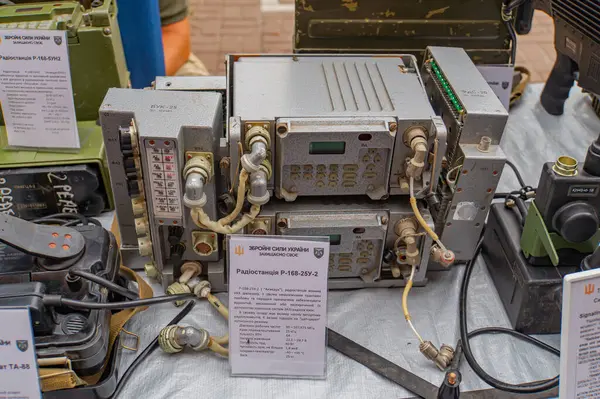 Görüntü, iletişim, navigasyon, istihbarat toplama veya hedef sistemlerinde kullanılan çeşitli elektronik ekipmanları gösteriyor. Kablolar, düğmeler, Kyiv, Ukrayna 08-24-2024