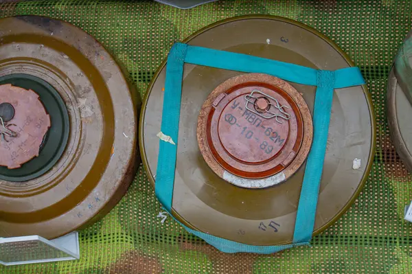 Görüntü silindirik mühimmat kovanları, muhtemel askeri top mermileri ya da benzer mühimmatlar gösteriyor. Bunlar Rusya ve Ukrayna 'nın 08-24-2024' ü de dahil olmak üzere çeşitli askeri cephaneliklerde yaygın.