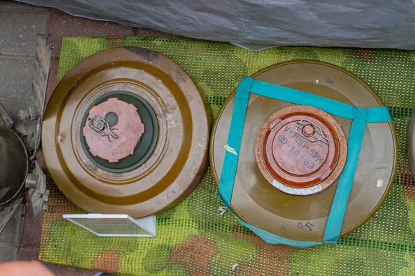 Görüntü üç tank ya da zırhlı araç bileşenini gösteriyor, muhtemelen modern tanklar ya da AFV 'ler için ana namluya monte edilmiş. Bağlar silindirik şekilli ve flanslı ve Kyiv, Ukrayna 08-24-2024