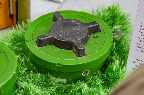 Görüntü, Rusya-Ukrayna Kyiv, Ukrayna 08-24-2024 gibi çatışmalarda kullanılan yeşil bir el bombasını gösteriyor.