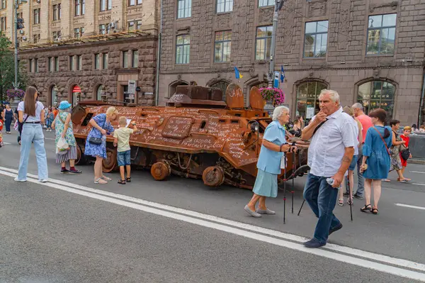 Ukrayna, 08-24-2024 Kyiv, Ukrayna 'daki mevcut çatışmaya ilişkin kesin belirtiler olmaksızın, muhtemelen Rus ya da Ukraynalı bir şehir ortamında kamufle edilmiş ve sergilenmiş yeniden amaçlanmış bir askeri tank.