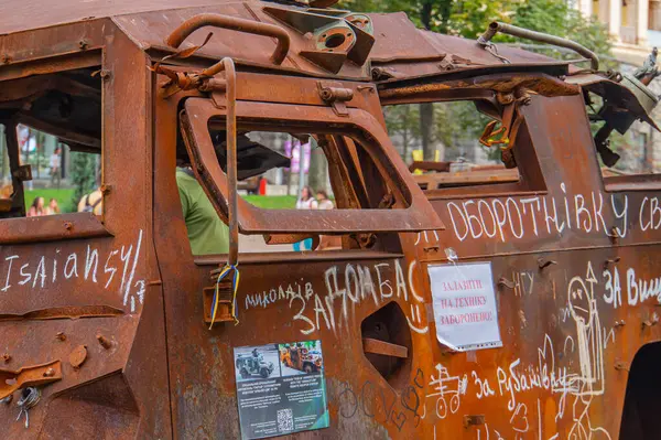 Görüntü hasarlı bir zırhlı araç gösteriyor. Muhtemelen eski bir model. Rus-Ukrayna çatışmasından kalma. Araç muhtemelen Kyiv, Ukrayna 08-24-2024 'ten kalma yangın hasarı ve çarpma sonucu zarar görmüş.
