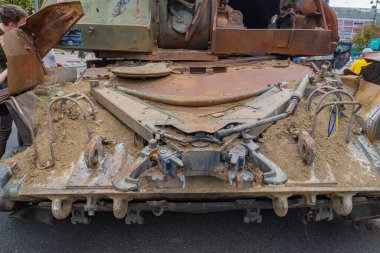 Ağır hasarlı, paslı bir tank asfalt zeminde durur. Vücudunda geniş çaplı hasar nedeniyle zırhlar ve mekanik bileşenler bulunur. Olay yeri, dağınık Li 'nin altında gerçekçi ve samimi bir görüntü olduğunu gösteriyor.