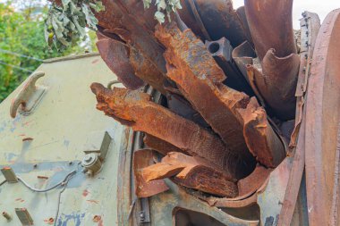 Paslı, dağınık bir makine parçası, muhtemelen açık havada ve markasız, samimi bir şekilde çekilmiş.