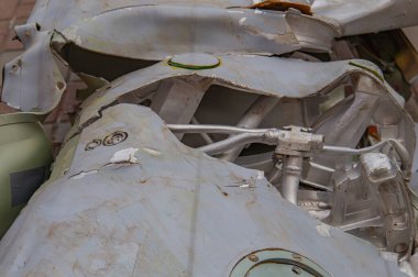 Hasarlı bir uçağın yakından görüntüsü, önemli bir yapısal hasar, elementlere maruz kalma ve belirgin bir işaret yok.