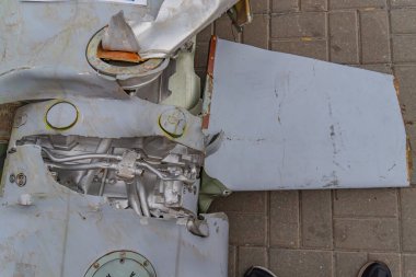 Hasarlı uçak motorunun paslanma ve paslanma ile görüntüsü, iç bileşenleri bir delikten gösteriyor. olası bir açık hava ayarı veya kırsal alan