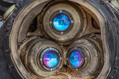 Mekanik bir yapıdaki iki konsantre halka lensinin resmi, muhtemelen araç ya da ekipmandan, kir ve aşınmaya odaklı yakın çekim görüntüsü, eski ya da tozlu bir çevreyi işaret ediyor.