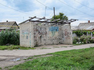 Grafiti ile kentsel, yıkık dökük bir yapı ve SPACE sözcüğü tekerrür ediyor. Açık çatı binası, Kostiantynivka, Ukrayna yakınlarındaki boş ya da gelişmemiş bir alanda, yerleşim alanı veya alçak Kostiantynivka, 06-15-2013