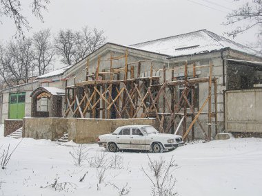 Ukrayna 'nın Kostiantynivka kentinde kışın inşaat halinde olan ve kısmen tamamlanmış bir inşaat sahası, 01-15-2013