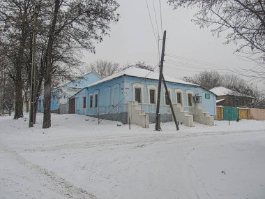Sol kardaki kışı gösteren bir kompozit görüntüsü, gökyüzü, ev ve muhtemelen bahar mevsimi sağ kentsel çevre, ağaçlar, yapılar, gölgeler Kostiantynivka, Ukrayna, 01-15-2013