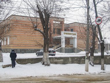 Sovyet döneminden kalma Yalnız Yürüyen, kısmen erimiş kar, bulutlu gökyüzü Kostiantynivka, Ukrayna, 01-15-2013