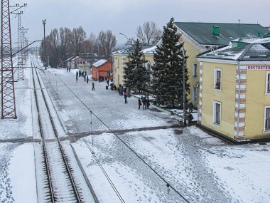 Demiryolu raylı karlı bir arazi, yakın zamanda kar yağışı meydana gelen yerleşim yerlerinin soğuk bir iklim köyü veya kasabasında, muhtemelen Avrupa Ove Kostiantynivka, Ukrayna 'da, 01-15-2013