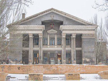 Süslü, iki katlı klasik bir bina, soğuk hava koşullarında bakımsızlık belirtileri gösteren yapıda 19. Kostiantynivka, Ukrayna, 01-15-2013 sonlarından kalma sütunlar, heykeller ve oymalar yer alıyor.