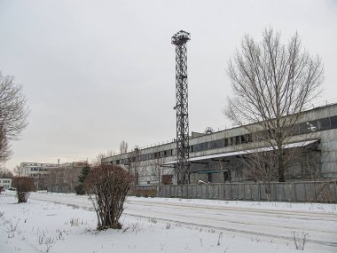 Karla kaplı sanayi binası, muhtemelen bir depo veya yakın uzun yapılar arasında Kostiantynivka, Ukrayna, 01-15-2013