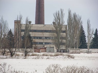 Ba Kostiantynivka, Ukrayna, 01-15-2013 ile karlı bir arazide yer alan, 20. yüzyılın başlarından ortalarına kadar eski bir sanayi binasının birleşik veya dijital olarak değiştirilmiş bir görüntüsü.
