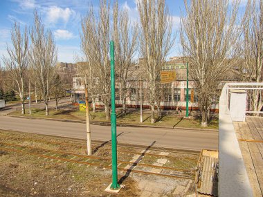 Demiryolu, ağaçlar, yaya geçidi, ikamet yeri, açık mavi gökyüzü, dağınık bulutlar Kostiantynivka, Ukrayna, 01-15-2013