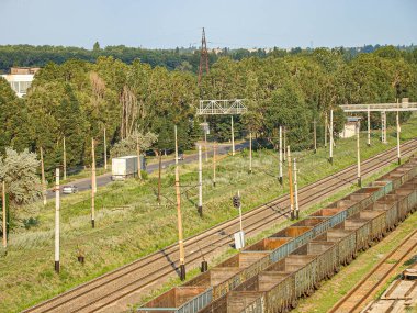 Görüntü, muhtemelen yüksek kapasiteli demiryolu trafiği için tasarlanmış birden fazla paralel demiryolu hattının bir bölümünü gösteriyor. Ortam, yeşil folia Kostiantynivka, Ukrayna, 06-15-2013