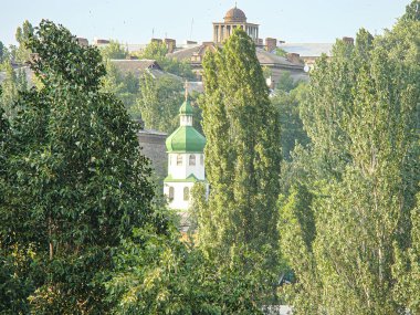 Bir tepeden veya binadan manzara manzarası, yemyeşil ağaçlar, şehir manzarası, ayırt edici Orta Asya mimari tarzı kubbe, parlak renkli kubbe, Overca Kostiantynivka, Ukrayna, 06-15-2013