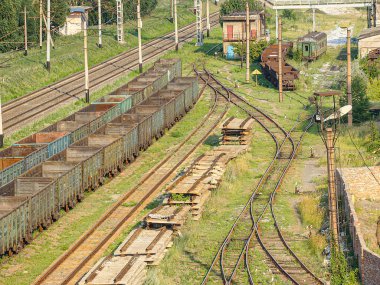 Rayları, yük vagonları boş veya dizel çekimli, kavşak ya da geçiş bölgesi, seyrek bitki örtüsü, bulutlu gökyüzü, Kostiantynivka, Ukrayna, 06-15-2013