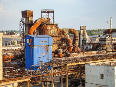 Görüntü, büyük mavi bir tankı, birden fazla altyapısı ve kontrol odası olan eski bir endüstriyel kimya fabrikası veya rafinerisi gösteriyor. Olay yeri Kostiantynivka, Ukrayna, 06-15-2013