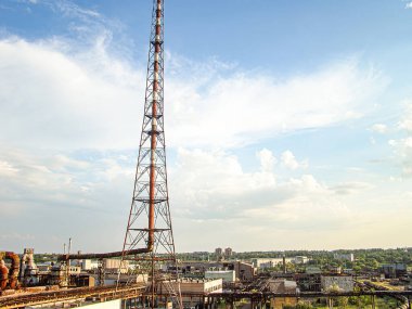 Görüntü, iletişim veya işleme fonksiyonları içeren bir sanayi petrol platformu veya rafinerisi tasvir ediyor. Diğer elementler arasında Kostiantynivka, Ukrayna, 06-15-2013
