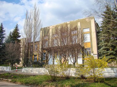 Pencereleri, kepenkleri ve adımları manzaralı Kostiantynivka, Ukrayna, 01-15-2013 'te yer alan girişe çıkan çok katlı kahverengi bir bina.